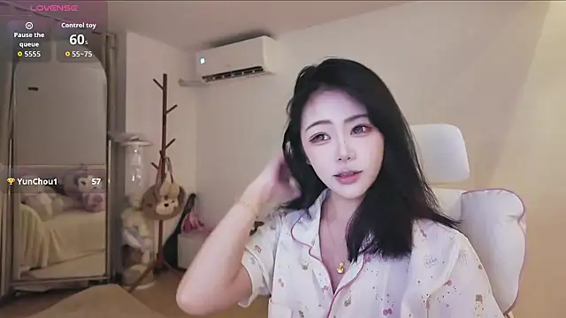 Snapshot of Jolie-22 chatting on 05.29.26 Jolie-22 online show from 05.29.26