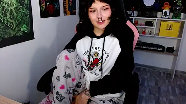 Snapshot of neena_nyx_ chatting on 06.18.26 neena nyx online show from 06.18.26