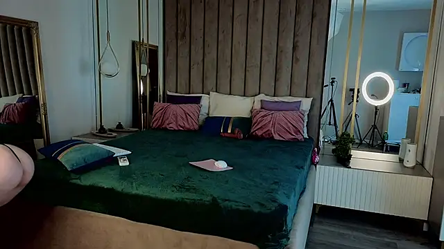 MavisReeve online show from 04.13.26