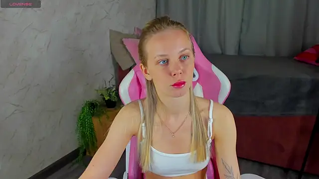 Snapshot of Tesssa_Young chatting on 04.16.26 Tesssa Young online show from 04.16.26