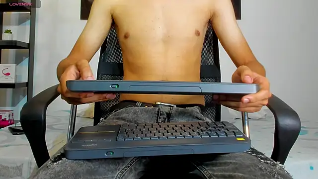 milo cruz  online show from 04.12.26