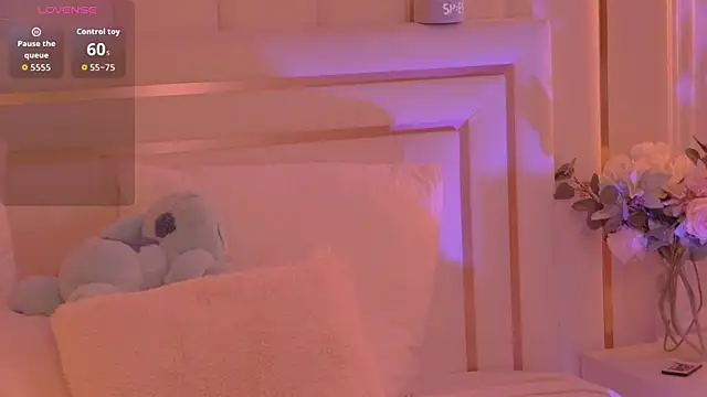 Snapshot of MollyHilton chatting on 02.18.26 MollyHilton online show from 02.18.26