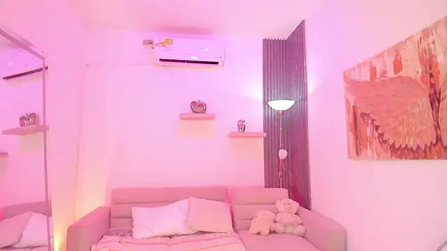 Snapshot of TAHIELA_ chatting on 02.13.26 TAHIELA online show from 02.13.26