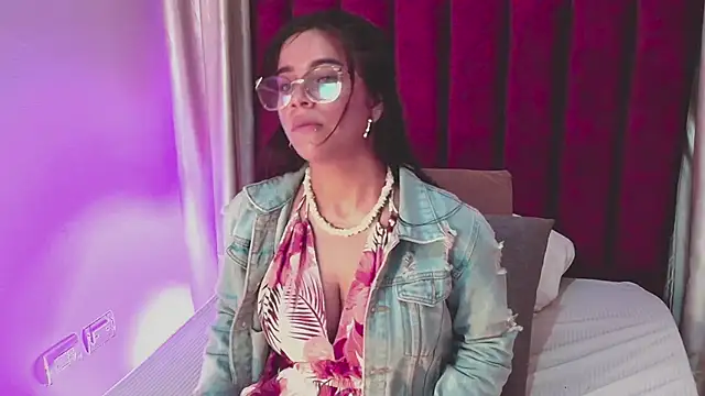 Snapshot of VaiaLowell chatting on 02.20.26 VaiaLowell online show from 02.20.26