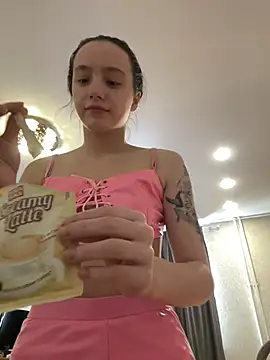 Snapshot of MiaTee chatting on 02.23.26 MiaTee online show from 02.23.26