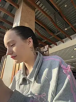 Snapshot of MiaTee chatting on 02.25.26 MiaTee online show from 02.25.26