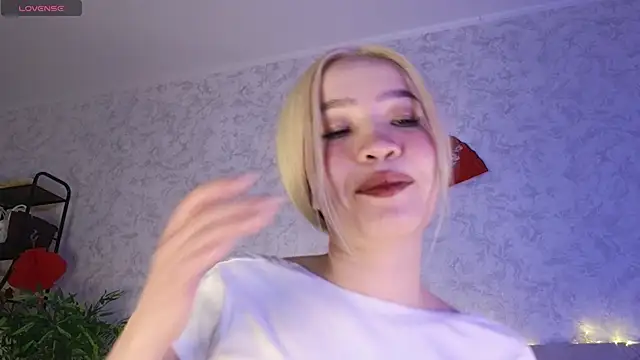 Snapshot of saya_li11 chatting on 02.14.26 saya li11 online show from 02.14.26