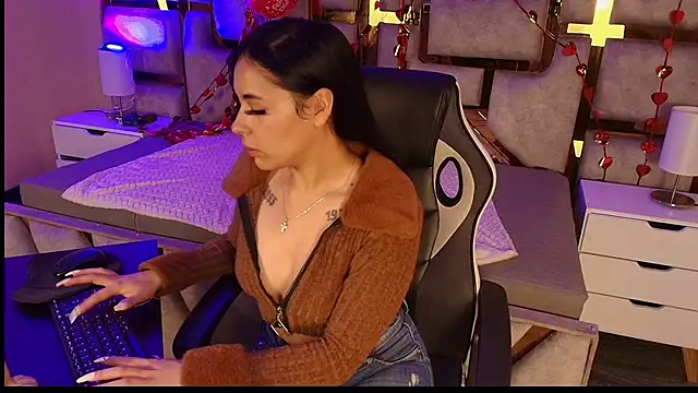 Snapshot of cristal__violetaa chatting on 02.21.26 cristal violetaa online show from 02.21.26