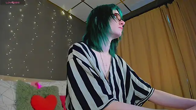 Snapshot of Scarle_Whisper chatting on 04.17.26 Scarle Whisper online show from 04.17.26