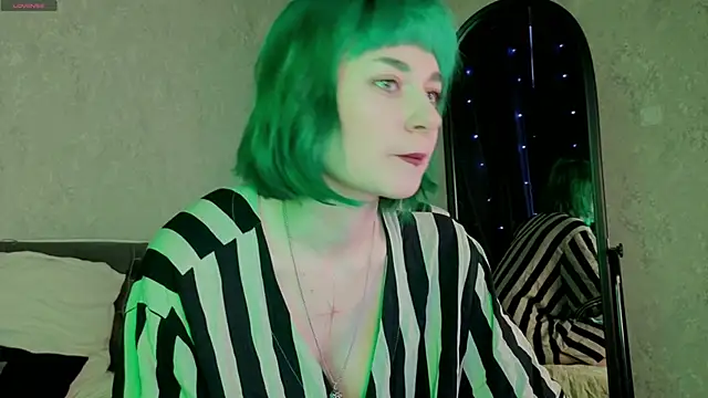 Snapshot of Scarle_Whisper chatting on 05.19.26 Scarle Whisper online show from 05.19.26