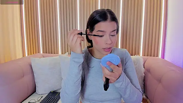 Luna Millers online show from 07.04.26