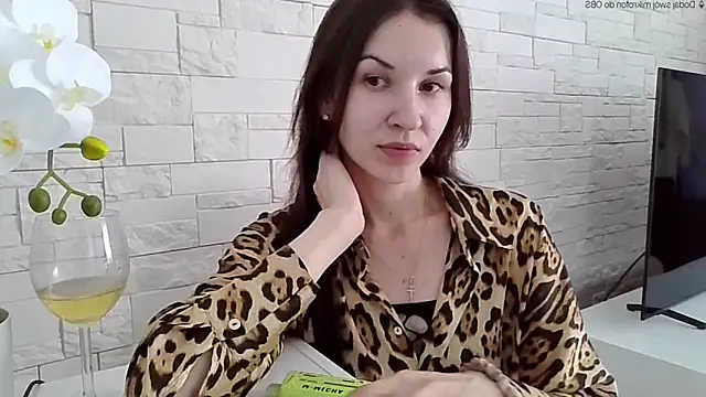 JuliaLovely online show from 05.25.26