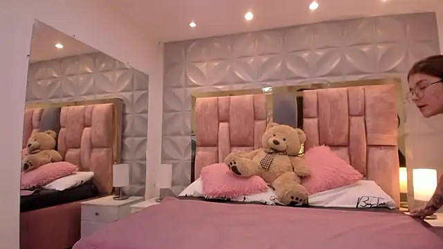 Paris Velvet online show from 03.19.26