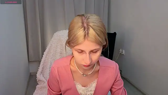 Snapshot of alicedews chatting on 02.01.26 alicedews online show from 02.01.26