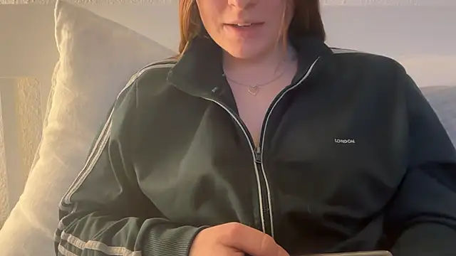 Snapshot of Lucyschickt chatting on 03.02.26 Lucyschickt online show from 03.02.26