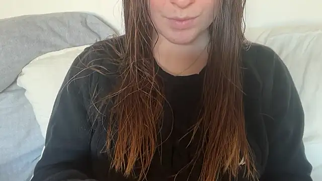 Snapshot of Lucyschickt chatting on 04.22.26 Lucyschickt online show from 04.22.26