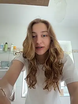 Snapshot of romyxxs chatting on 05.17.26 romyxxs online show from 05.17.26