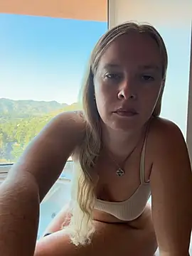 Snapshot of Ellie-rosee chatting on 06.25.26 Ellie-rosee online show from 06.25.26