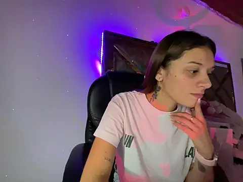 Snapshot of alison_parkerr26 chatting on 02.02.26 alison parkerr26 online show from 02.02.26