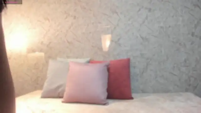 LessLee1 online show from 04.18.26