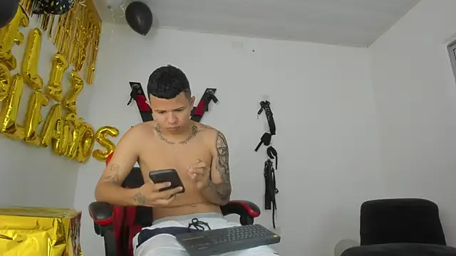 Snapshot of Steven_and_Camilo18 chatting on 02.04.26 Steven and Camilo18 online show from 02.04.26