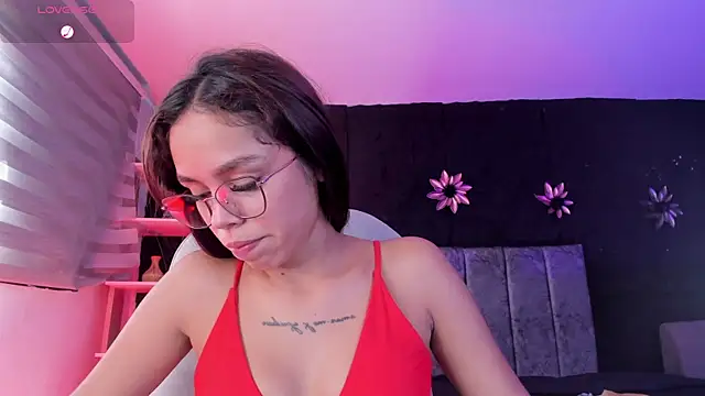 Snapshot of CarolineFyre chatting on 04.18.26 CarolineFyre online show from 04.18.26