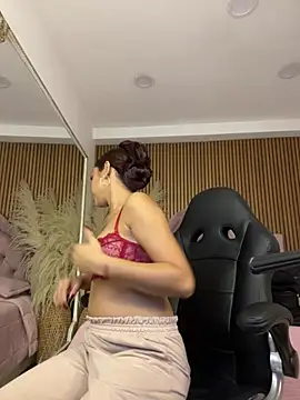 Snapshot of CarolineFyre chatting on 05.28.26 CarolineFyre online show from 05.28.26