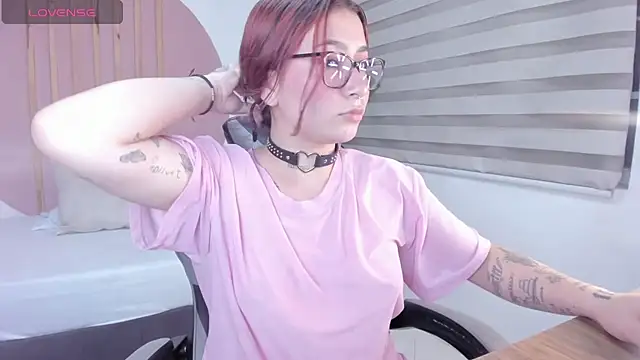 Snapshot of charlottee27_ chatting on 02.06.26 charlottee27 online show from 02.06.26