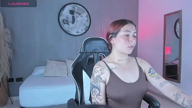 Snapshot of charlottee27_ chatting on 02.22.26 charlottee27 online show from 02.22.26