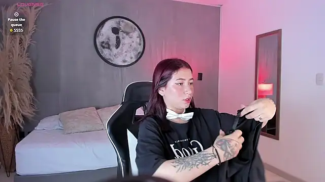 Snapshot of charlottee27_ chatting on 02.25.26 charlottee27 online show from 02.25.26