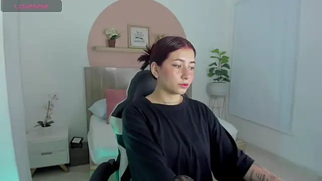 Snapshot of charlottee27_ chatting on 02.27.26 charlottee27 online show from 02.27.26