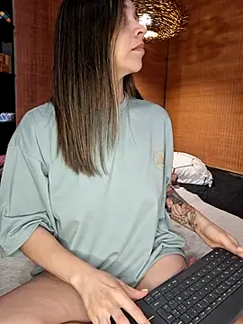 Snapshot of Ana-Spencer chatting on 05.06.26 Ana-Spencer online show from 05.06.26