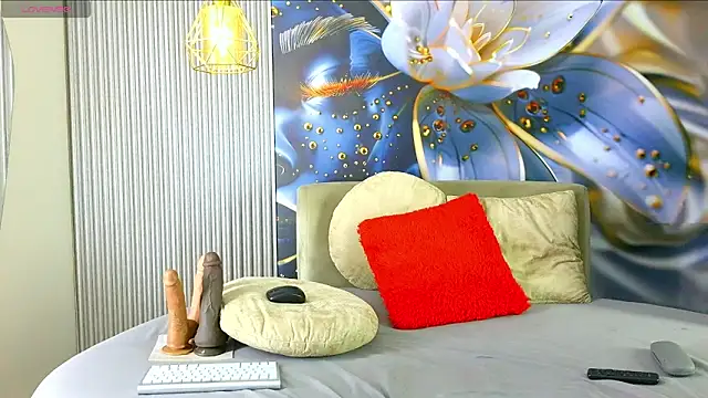 nylaroyale cr online show from 06.17.26