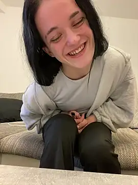 LeonieClaire online show from 02.17.26