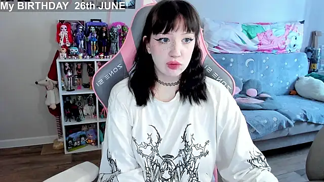 Snapshot of MollysLand chatting on 06.22.26 MollysLand online show from 06.22.26