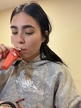 Sara Fernandez  online show from 04.08.26