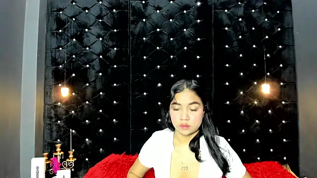 Snapshot of MiaWolton chatting on 05.10.26 MiaWolton online show from 05.10.26