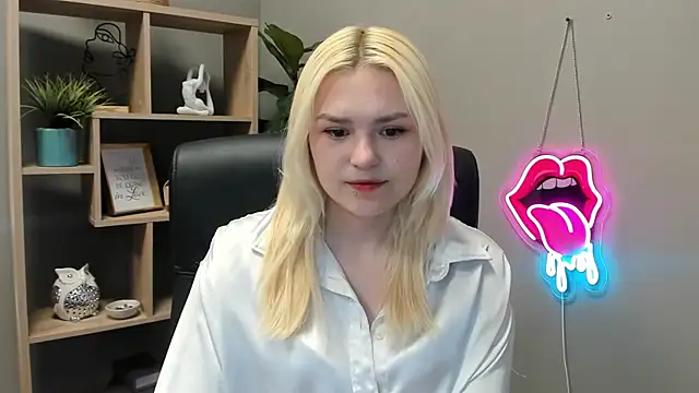 Snapshot of SweetLilyxo chatting on 05.19.26 SweetLilyxo online show from 05.19.26