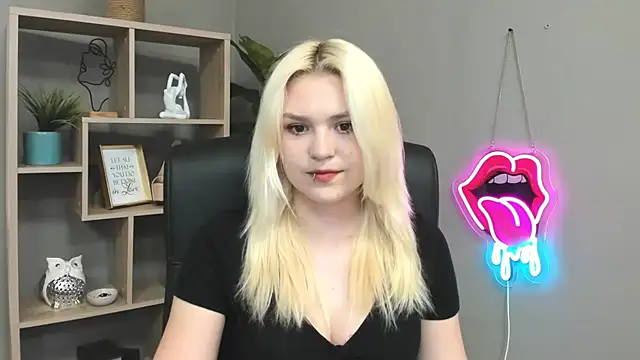 Snapshot of SweetLilyxo chatting on 05.25.26 SweetLilyxo online show from 05.25.26
