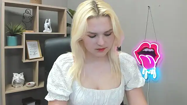 Snapshot of SweetLilyxo chatting on 05.27.26 SweetLilyxo online show from 05.27.26