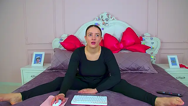 Snapshot of ElinaBellucci chatting on 03.13.26 ElinaBellucci online show from 03.13.26