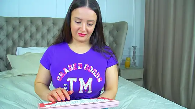 Snapshot of ElinaBellucci chatting on 04.06.26 ElinaBellucci online show from 04.06.26