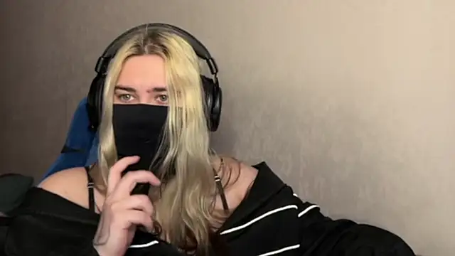 Snapshot of UnaXyling chatting on 02.25.26 UnaXyling online show from 02.25.26