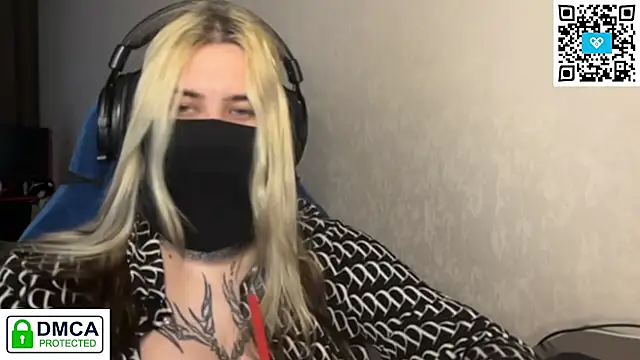 Snapshot of UnaXyling chatting on 02.25.26 UnaXyling online show from 02.25.26