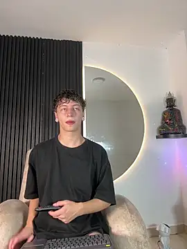 Snapshot of ARON_LUXX chatting on 02.14.26 ARON LUXX online show from 02.14.26