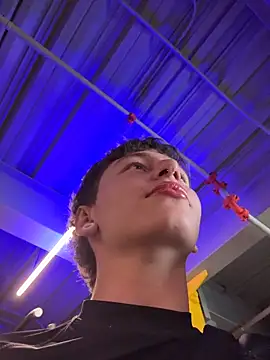 ARON LUXX online show from 04.18.26