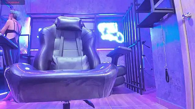 Snapshot of MiistressBlu chatting on 02.10.26 MiistressBlu online show from 02.10.26