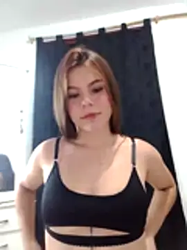 Snapshot of EmiNavarro chatting on 06.22.26 EmiNavarro online show from 06.22.26