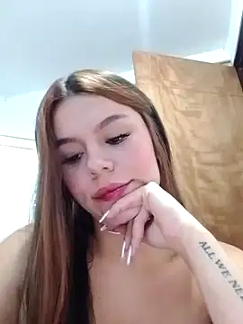 Snapshot of EmiNavarro chatting on 06.25.26 EmiNavarro online show from 06.25.26