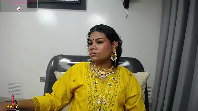 yaazhinii online show from 04.12.26